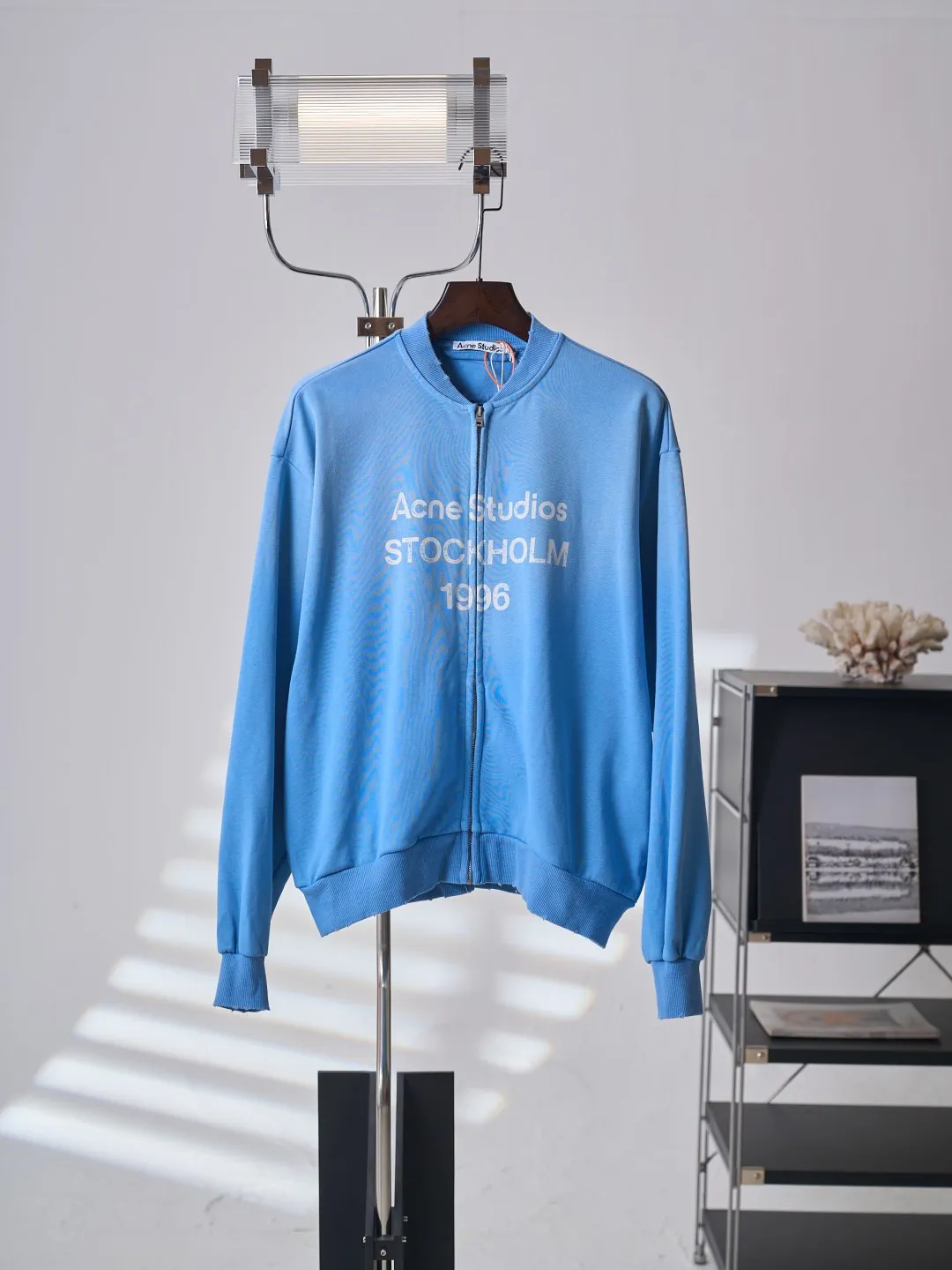 [Real auction] Acne Studios spray-painted distressed logo baseball collar zipper jacket [In Stock] S M L Acne Studios logo printing on the chest uses Retro sports aesthetics to engrave the brand's heritage. It is unobtrusive but highly recognizable. It subtly blends the Nordic minimalist style with the Retro sports style. It is low-key and elegant. It has its own aura. Adopt glue printing process. The chest printing has been revised three times with the film screen. Use glue liquid paint to print the pattern on the fabric. Bake the fabric to fix the printed pattern. Gradient distressing spray process. Spray dyes of different colors on the surface of the fabric. Realize that the clothes will show rich color changes under different lights to increase the visual layering. Many places on the body of the clothes are completely manually positioned and worn. Manual brushing marks add texture and depth to the surface of the clothes to imitate the texture of natural wear and tear. The fabrics have been fermented and washed, giving a better hand feel and texture. Not easy to deform, not easy to shrink, not easy to fade, and maintain long-term beauty and loose fit.